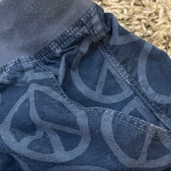 PINK Victoria’s Secret Navy Peace Sign Printed Elastic Waist Shorts - Picture 6 of 6